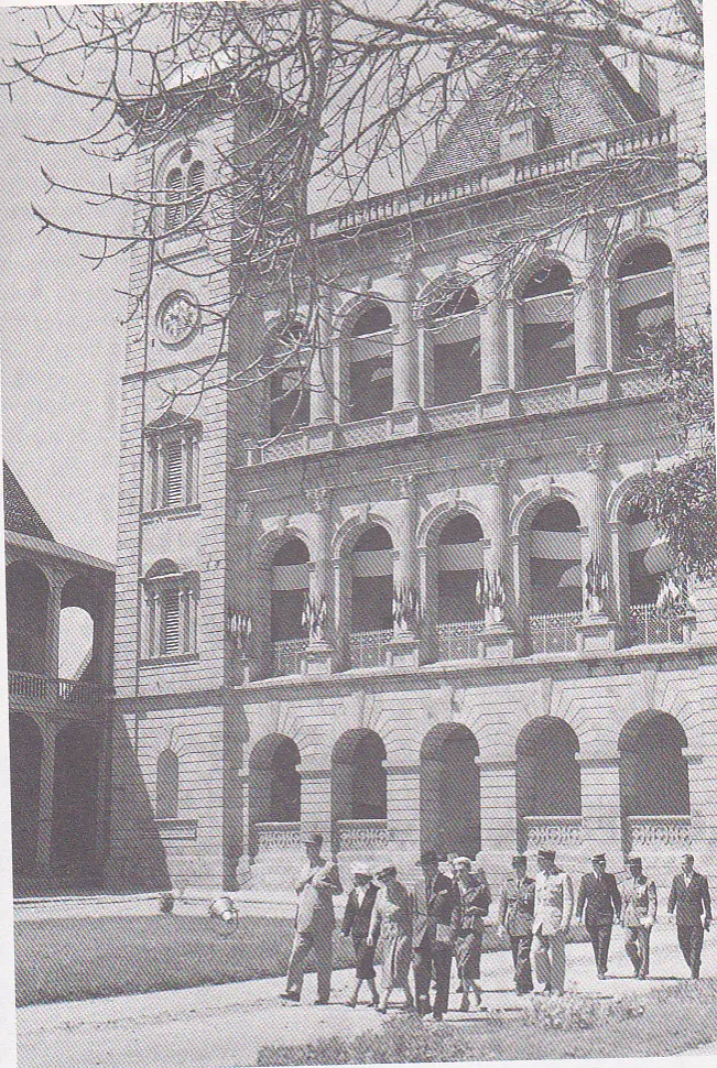 Ny jeneraly de Gaulle sy ny vadiny mitsidika ny Rova